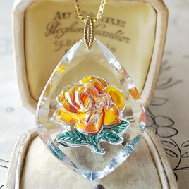 ヴィンテージ　黄･オレンジ薔薇のインタリオ　変形ダイヤ型のネックレスの画像