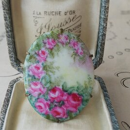 アンティーク　濃いピンク色の薔薇（ハンドペイント）磁器製ブローチの画像