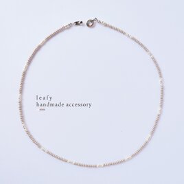 ボヘミアンチェコビーズのショートネックレス❁スモーキーベージュ　ビーズネックレス　ビーズアクセサリー シンプル ナチュラル