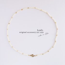 ゴールド×オフホワイトのビーズネックレス｜チョーカー風シンプルアクセサリー 大人可愛い カジュアルコーデ