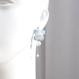 クレイアート　紫陽花とコットンパールのピアス〈仄かな青に魅せられて〉の画像