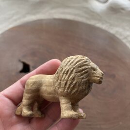 木製彫刻ライオンの画像