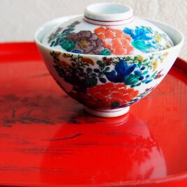 九谷焼　二客組高盛絵付け蓋付飯碗　華やかな手描き紋様の画像