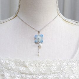クレイアート　紫陽花とコットンパールのペンダント〈仄かな青に魅せられて〉の画像