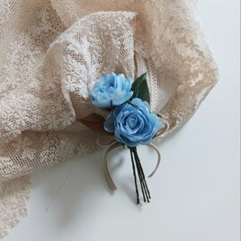 染め布花＊青いミニ薔薇のコサージュの画像