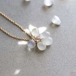 月の光を宿した、小さな花束ネックレス ホワイトムーンストーン 14Kgf　 --little bouquet--の画像