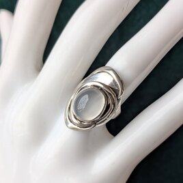 落ち着いた装いに・とろりとした光のムーンストーン・シルバーリング