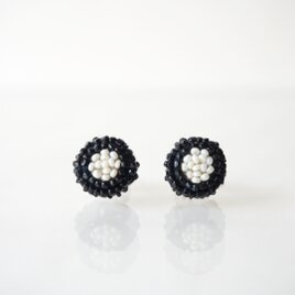 【tiny-black×white】アンティークビーズ刺繍ピアス