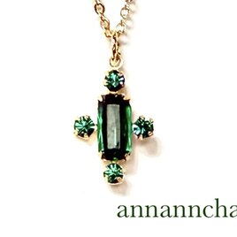 【ヴィンテージ　swarovski エメラルド　クロス　十字架　ネックレス】の画像