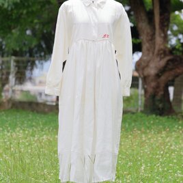 Be by「Be You tiful」一点もの　リネンワンピース　真紅の手刺繍入り