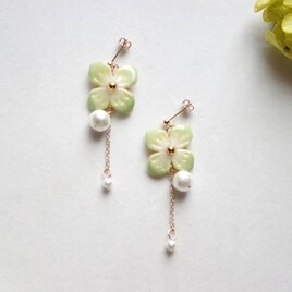 クレイアート　紫陽花とコットンパールのピアス〈アナベル〉の画像