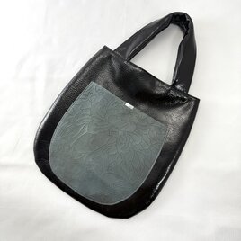 エナメル革のドロップ型トートバッグ(パンチング)の画像