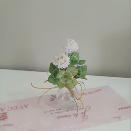 染め布花☆しろつめくさと四つ葉のクローバーの花飾りの画像