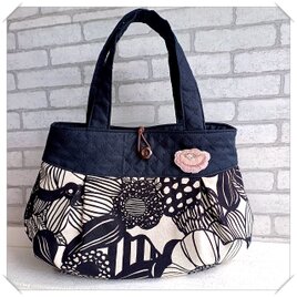手刺繍ブローチ付き♪ふっくらタックのトートバッグの画像