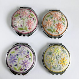 花刺繍のコンパクトミラー・四色展開の画像