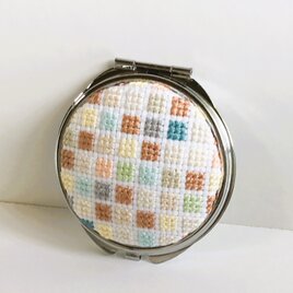 クロスステッチのコンパクトミラーの画像
