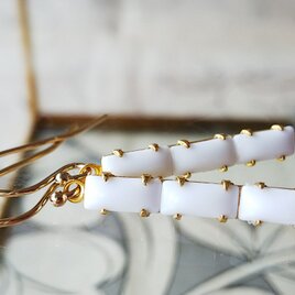 ヴィンテージ チョークWhite Baguette 3連の14Kgfピアス（またはフープイヤリング)の画像