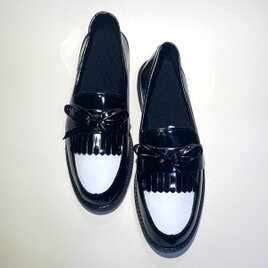 華奢なリボンが可愛いバイカラーキルトローファー (エナメルブラック x マットホワイト)の画像