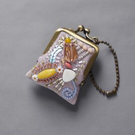 ネックレスにも、バッグチャームにも、小さな小さなビーズ刺繍のがま口 62 パープル　ガーゼ　アクセサリーケースの画像