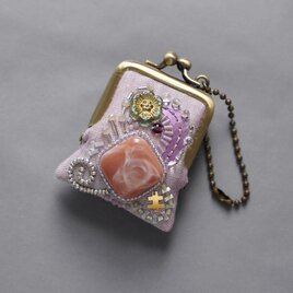ネックレスにも、バッグチャームにも、小さな小さなビーズ刺繍のがま口 64 パープル　ガーゼ　アクセサリーケースの画像