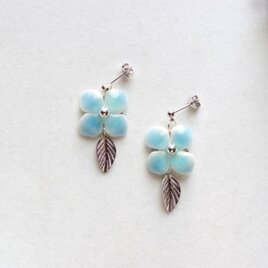 クレイアート　陶器風の紫陽花と葉っぱチャームのピアス〈枯れぬ花〉の画像