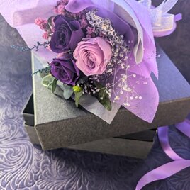 プリザーブドフラワー／魔法界からの魔法発動中シリーズ／紫のミニ薔薇と小花の花束BOXの画像