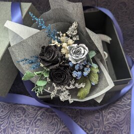 プリザーブドフラワー黒薔薇の魔法発動中シリーズ／ミニ黒薔薇とシルバーローズの魔法の花束BOX／黒執事からの贈り物の画像