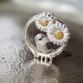 枝にとまるシマエナガと花のSilverピンブローチの画像