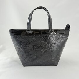バラ型押し革とエナメル革のトートバッグの画像