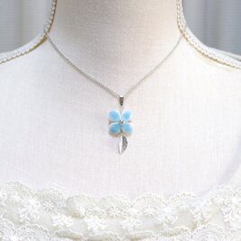 クレイアート　陶器風の紫陽花と葉っぱチャームのペンダント〈枯れぬ花〉の画像