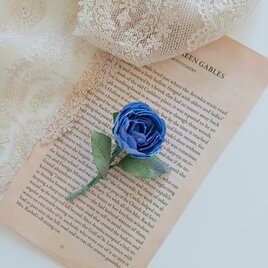 染め布花＊青いミニ薔薇のコサージュの画像