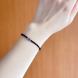 カイヤナイトとブラックスピネルのブレスレット 伸縮性タイプの画像