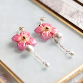クレイアート　紫陽花とコットンパールのピアス〈悪女の品格〉の画像