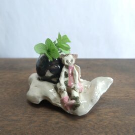 ちいさな花器とねこみみちび天使の画像