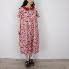 北欧フラワーと赤い襟・バルーンシルエットのコットンリネンワンピースの画像