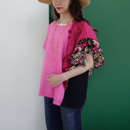 フューシャ×ブラックリネンのアート刺繍・アシメトリーフリルプルオーバーの画像