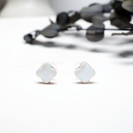 TP-261 美濃焼  小花　ホワイトパール加工のピアス / イヤリング【 裏面レザー加工 】 の画像