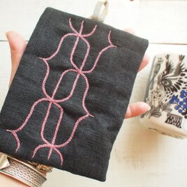 アイヌ刺繍　　リネンとレザーの鍋つかみ/鍋敷　黒布にくすんだピンクの画像