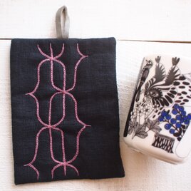 アイヌ刺繍　　リネンとレザーの鍋つかみ/鍋敷　黒布にくすんだピンクの画像
