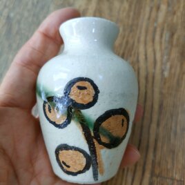 陶器　一輪挿し　びわの花柄の画像