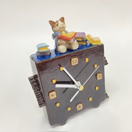 陶の置時計「図書館ねこ」