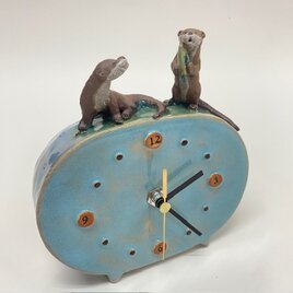陶の置時計「カワウソ兄弟」