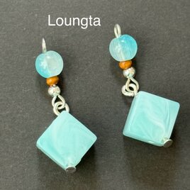 青いピアス みずいろピアス 夏色 ブルー ガラスビーズとアクリルビーズの小ぶりピアス 涼しげ 樹脂ピアス