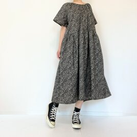 深い森と動物たちの半袖ワンピース＊ポケット付＊国産綿100％＊リス うさぎ キツネ 小鳥 フクロウ 鹿＊フリーサイズ＊ブラック