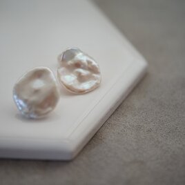 【drop】１０KYG 花びらケシピアスの画像