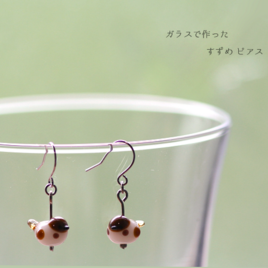 ガラスで作った すずめのピアスの画像