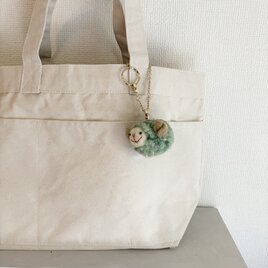 ふわふわラムキンバックチャーム　リーフの画像