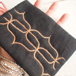 アイヌ刺繍　　リネンとレザーの鍋つかみ/鍋敷　黒布に柿渋染の画像