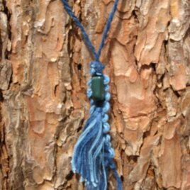 出雲石　本藍染織りと編みのアクセサリー