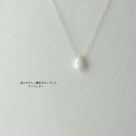 11【天然石　ホワイトジェイド(白翡翠）】 14kgf 肌にやさしい絹糸のネックレス　糸の色＆長さえらべますの画像